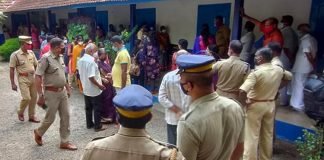 വാക്സിൻ ക്ഷാമത്തിൽ സംസ്ഥാനം ; സാമൂഹിക അകലം പാലിക്കാതെ തിങ്ങിഞെരുങ്ങി ജനങ്ങൾ വാക്സിൻ ക്ഷാമത്തിൽ സംസ്ഥാനം