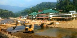 പമ്പയിലെ മണൽ : പ്രളയത്തിൽ ഒഴുകി എത്തിയ മണലിൽ ഒരു തരിപോലും സർക്കാരിന് ഉപയോഗിക്കാനാകില്ല പ്രളയത്തിൽ ഒഴുകി എത്തിയ മണലിൽ ഒരു തരിപോലും സർക്കാരിന് ഉപയോഗിക്കാനാകില്ല