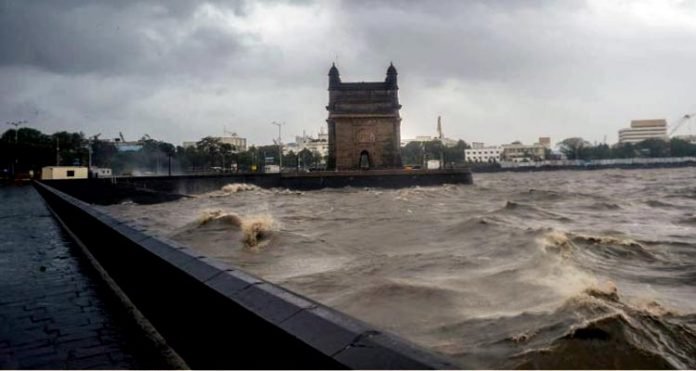 മുംബയിൽ ശക്തമായ കാറ്റും മഴയും