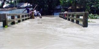 മഴ കനത്തു ; കൊല്ലം ജില്ലയിലെ കിഴക്കന് മേഖലകളില് പുഴയും തോടുകളും കരകവിഞ്ഞു മഴ കനത്തു