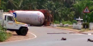 ഗ്യാസ് ടാങ്കർ മറിഞ്ഞു ; പാചകവാതകം ചോരുന്നു ഗ്യാസ് ടാങ്കർ മറിഞ്ഞു