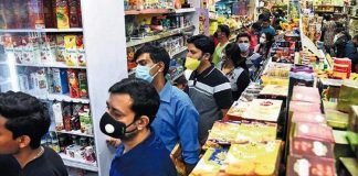 സംസ്ഥാനത്ത് സമ്പൂർണ്ണ ലോക് ഡൗൺ പ്രഖ്യാപിച്ചതോടെ കടകളിൽ വൻ തിരക്ക്; ഇത് കോവിഡ് വ്യാപനത്തിന് കാരണമാകുന്നു ലോക് ഡൗൺ പ്രഖ്യാപിച്ചതോടെ കടകളിൽ വൻ തിരക്ക്