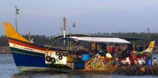 പൊന്നാനിയില് മത്സ്യ ലേലം; ലോക്ക്ഡൗണ് നിയന്ത്രണം ലംഘിച്ച് പൊന്നാനിയില് മത്സ്യ ലേലം