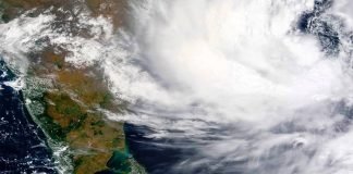 യാസ് ചുഴലിക്കാറ്റ് ഒഡീഷയിലെത്തി ; തീരത്ത് കടല്ക്ഷോഭം രൂക്ഷം യാസ് ചുഴലിക്കാറ്റ് ഒഡീഷയിലെത്തി