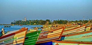 കൊല്ലത്ത് തീരങ്ങളിൽ ആശങ്ക കൂടുന്നു ; മത്സ്യബന്ധനത്തിനു പോയ ബോട്ടുകൾ കരയ്ക്കടുപ്പിച്ചു കൊല്ലത്ത് തീരങ്ങളിൽ ആശങ്ക കൂടുന്നു