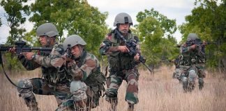 ഭീകരരും സുരക്ഷാ സേനയും തമ്മില് ഏറ്റുമുട്ടി ; സുരക്ഷാ സേന 6 ഭീകരരെ വധിച്ചു ഭീകരരും സുരക്ഷാ സേനയും തമ്മില് ഏറ്റുമുട്ടി