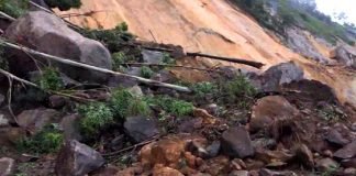 മലയിടിഞ്ഞു കൂറ്റൻ പാറകൾ നിലംപതിച്ചു