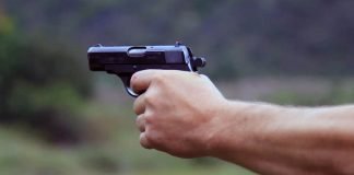 വെടിവെച്ച്‌ കൊലപ്പെടുത്തിയ ശേഷം പണവും മൊബൈലും കവര്‍ന്നു