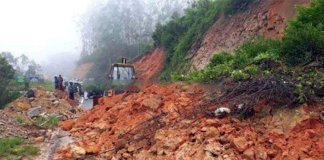 മൂന്നാറില്‍ റോഡിലേക്ക് മണ്ണിടിഞ്ഞ് വീണു