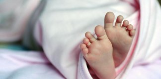 നവജാത ശിശുവിനെ ജനലിലൂടെ വലിച്ചെറിഞ്ഞ് പതിനാറുകാരി