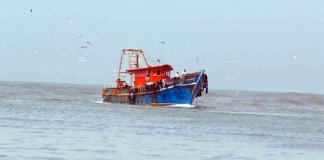 വള്ളം അപകടത്തില്‍പെട്ടു