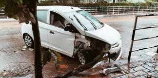 കൊല്ലത്ത് കാർ നടപ്പാതയിലേക്ക് ഇടിച്ചുകയറി