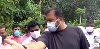 എസ്‌ ഐയെ കൊണ്ട് സല്യൂട്ട് അടിപ്പിച്ച് സുരേഷ് ഗോപി എം പി