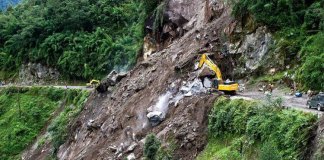 വണ്ടിയിലേക്ക് മണ്ണിടിഞ്ഞു വീണു