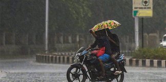 ഇരുചക്ര വാഹനത്തിൽ കുടചൂടിയുള്ള യാത്ര നിരോധിച്ചു