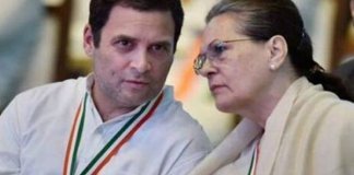 റോഡിൽ ഒറ്റയ്ക്ക് കുത്തിയിരുന്ന് പ്രതിഷേധിച്ച് രാഹുൽ ഗാന്ധി