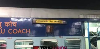 ട്രെയിനിൽ ബാഗുകൾക്കിടയിൽ പാമ്പ്