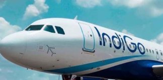 വിമാനത്തിന്റെ മുൻവശത്തെ ചക്രത്തിന് സമീപം കാർ നിർത്തി