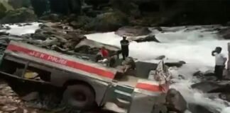 കശ്മീരില് ഐടിബിപി ജവാന്മാര് സഞ്ചരിച്ച ബസ് നദിയിലേക്ക് മറിഞ്ഞു; 6 മരണം കശ്മീരില് ഐടിബിപി ജവാന്മാര് സഞ്ചരിച്ച ബസ് നദിയിലേക്ക് മറിഞ്ഞു