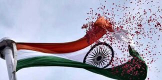 കേന്ദ്രമന്ത്രിമാര്‍ ഉള്‍പ്പെടെയുള്ളവര്‍ വീടുകളില്‍ പതാക ഉയര്‍ത്തി