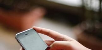 മൊബൈല് ഫോണ് മോഷ്ടിച്ചു എന്ന് ആരോപണം; യുവാവിനെ ആള്ക്കൂട്ടം മര്ദിച്ച് കൊലപ്പെടുത്തി മൊബൈല് ഫോണ് മോഷ്ടിച്ചു എന്ന് ആരോപിച്ച് കൊല